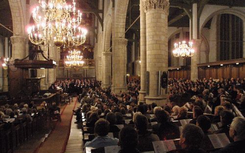 GOUDA - „Ik denk”, zei ds. G. Clements donderdagavond in Gouda, „dat de gezapigheid van de tegenwoordige vormen van het kerkelijk leven ons grote schade doet. Luther had niet genoeg aan de regels! En ook wij hebben de kennis van Gods glorie en genade nodi