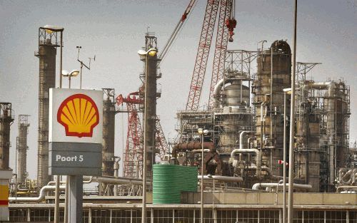 PERNIS - Shell onderhandelt met partner China National Offshore Oil Company over de bouw van een 4 miljard euro kostend petrochemisch complex in het Chinese Nanhai. Op de foto de Shell-raffinaderij in Pernis. - Foto ANP