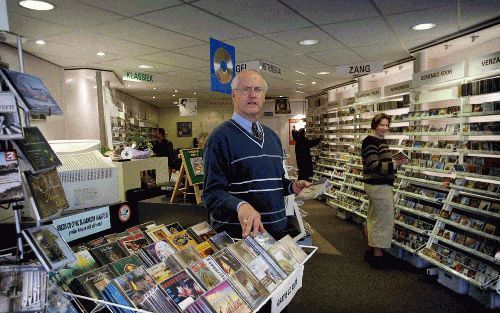 KAMPEN - Kerkvolk-eigenaar A. Visser weet met zijn postordersysteem voor cd’s klanten uit het hele land en zelfs uit de hele wereld te trekken. „Pas kreeg ik een bestelling uit Japan voor negen exemplaren van een bepaalde cd met geestelijke liederen. Terw