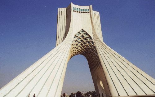 TEHERAN - Op de weg tussen het vliegveld van Teheran en de hoofdstad zelf staat het Iraanse vrijheidsbeeld. Het staat symbool voor het eigene van het land, maar tegelijk voor de binding aan de islam. Het Iraanse parlement stemde deze week in met een wet d