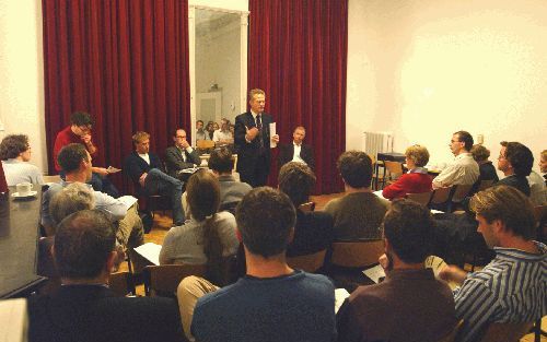 UTRECHT - L. van Dijke (staand) nam dinsdag in Utrecht deel aan een forumdiscussie over de rol van de kerk in het normen- en waardendebat. Hij was daar in debat met (v.l.n.r.) B. Rebergen, R. Freeke en prof. F. Vosman. - Foto Erik Kottier