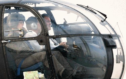 ROTTERDAM - Tom Ridge (r.), veiligheidsadviseur van de Amerikaanse president Bush, arriveerde dinsdag per helikopter op de Mullerpier in Rotterdam. Ridge bracht een bezoek aan de haven van Rotterdam om er zich op de hoogte te stellen van de veiligheidsmaa