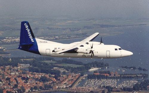 Een Fokker 50 vliegt boven Nederland. Een toestel van Luxair van hetzelfde type is in Luxemburg neergestort. - Foto ANP