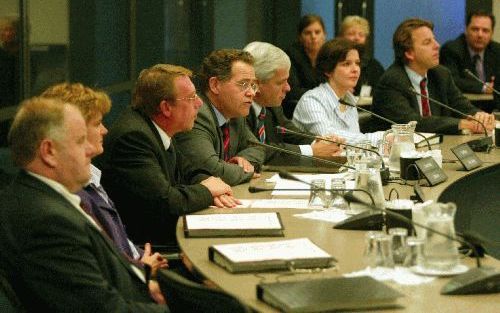 DEN HAAG - De parlementaire enquÃªtecommissie Srebrenica presenteerde zich woensdag tijdens een persconferentie. V.l.n.r. A. Mosterd (CDA), B. de Vries (VVD), J. Jochemse (voorlichter), voorzitter B. Bakker (D66), de commissiegriffier, T. Huizinga-Heringa