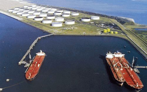 ROTTERDAM - Op de uitgestrekte Maasvlakte staan 36 enorme olieopslagtanks van de Maasvlakte Olie Terminal (MOT). De 114.000 kuub tankinhoud levert -na raffinage- voldoende benzine om 90.000 auto’s een jaar lang op te laten rijden. De realisatie van de MOT