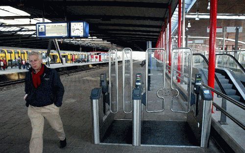 SCHIEDAM - Op de perrons van NS-station Schiedam-Centrum konden reizigers de afgelopen dagen kennismaken met de diverse typen toegangspoorten tot de perrons. Halverwege volgend jaar start een proef op de Hoekse Lijn, drie jaar later moeten alle stations e