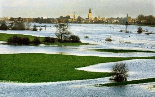 ZUTPHEN - De waterstanden in de Nederlandse rivieren zijn onverwachts snel gestegen. Zo ook bij Zutphen. Daar is de IJssel buiten de oevers getreden. In Limburg is permanente bewaking. - Foto ANP