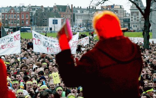 AMSTERDAM - Gekleed in een dikke zwarte jas sprak staatssecretaris Nijs van Onderwijs de studenten toe die dinsdag op het Amsterdamse Museumplein in de gure wind demonstreerden tegen haar bezuinigingsplannen. - Foto ANP