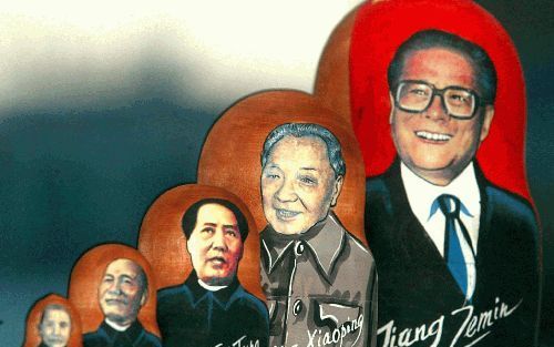 PEKING - Traditionele Russische matroesjkapoppen worden verspreid tijdens het partijcongres van de Chinese communisten in Peking. De opdruk is niet moeilijk te raden: v.l.n.r. China’s Grote Roergangers uit heden en verleden: Sun Yat-sen, Chiang Kai-shek, 