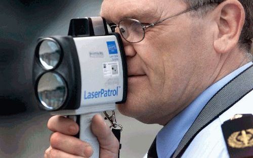 DEN HAAG - De lasergun, waarmee de politie hardrijders opspoort, mag niet meer worden gebruikt voor het beboeten van hardrijders. De politie blijft de maximumsnelheid echter wel op deze manier controleren en justitie zal zaken over verstoring van snelheid