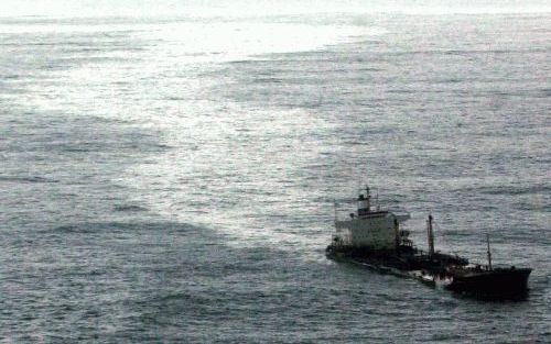 SANTIAGO DE COMPOSTELLA - Voor de kust van Spanje laat de olietanker Prestige een spoor van olie achter zich. De 243 meter lange tanker met 77.000 ton olie aan boord dreigt op 9 kilometer afstand van Kaap TourinÃ n voor de noordwestkust van Spanje ten ond