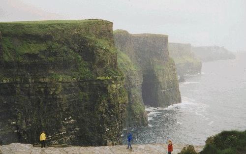 De Burren Way-wandelroute voert langs de beroemde Cliffs of Moher, die 204 meter hoog loodrecht uit de oceaan steken. - Foto’s Henk Heiden