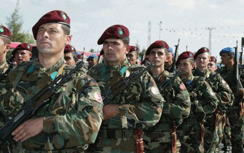 NICOSIA - De Turks-Cyprioten vierden vrijdag hun nationale feestdag waarop ze het uitroepen van een eigen republiek, op 15 november 1983, herdenken. De dag werd opgeluisterd met festiviteiten en militaire parades. - Foto EPA