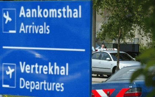 SCHIPHOL - De Koninklijke Marechaussee ziet er sinds vrijdag streng op toe dat taxichauffeurs zonder vergunning hun diensten niet meer aanbieden op de luchthaven Schiphol. - Foto FBF