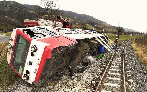 PINZGAU - Een fÃ¶hn, een warm aanvoelende stormwind die vanuit het Zuiden tegen de noordelijke hellingen van de Alpen blaast, deed zaterdag deze trein ontsporen. De trein reed in de buurt van Uttendorf in het westen van Oostenrijk, toen de stormwind toesl