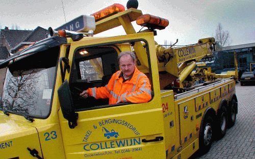 GROENEKAN - J. Dykstra op een Scania 143-E van bergingsbedrijf Collewijn in Groenekan. „Door een slechte aanbestedingsprocedure verdwijnen na 1 december 2002 veel goede bergers van de weg. Dat betekent dat de files na ongevallen straks veel langer zullen 