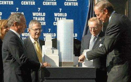 NEW YORK - Projectontwikkelaar Larry Silverstein (2e van links) presenteerde woensdag in New York het ontwerp van het nieuwe gebouw dat in de plaats komt van World Trade Center-gebouw nr. 7. Rechts de New Yorkse gouverneur, George Pataki, links burgemeest