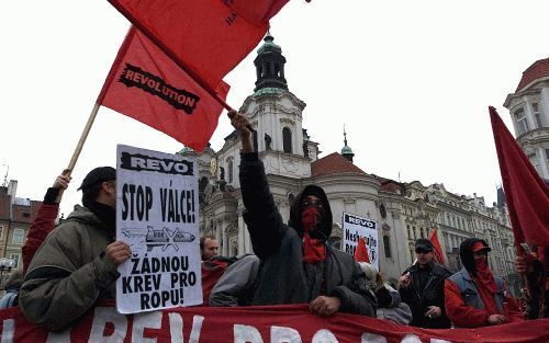 PRAAG - Demonstranten in Praag zwaaien met vlaggen tijdens een manifestatie op het Wenceslasplein, woensdag. - Foto EPA