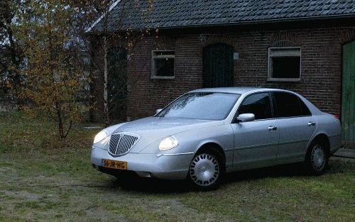 Lancia introduceert de excentriek gelijnde Thesis als alternatief in de topklasse. Qua uiterlijk lijkt er geen middenweg: de auto is bijzonder mooi of foeilelijk. - Foto RD, Anton Dommerholt