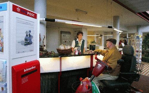 ROOSENDAAL - In verzorgingshuis De Brink in Roosendaal is donderdagochtend het eerste TPG Post Servicepunt geopend. - Foto ANP