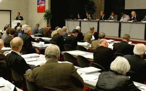 LUNTEREN - De naam van de toekomstige verenigde Samen op Weg-kerk wordt Protestantse Kerk in Nederland (PKN). Daartoe heeft de triosynode donderdag in Lunteren besloten. Van de 151 aanwezige synodeleden stemden er 29 tegen: 27 hervormden en twee gereforme