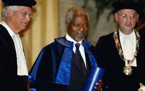 TILBURG - De secretaris-generaal van de Verenigde Naties, Kofi Annan (m.), kreeg donderdag in Tilburg een eredoctoraat. Professor Berns (l.) en rector magnificus Van der Duyn Schouten (r.) van de Universiteit van Tilburg hingen hem de bijbehorende versier