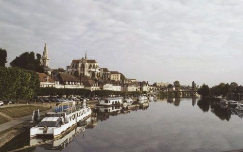 De Franse stad Auxerre aan de rivier de Yonne. De oude stad met zijn abdij ligt mooi tegen de helling. - Foto’s RD