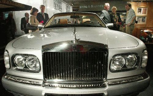 AMSTERDAM - Een zilverkleurige Rolls Royce Carniche van ruim 500.000 euro mag zich verheugen in veel belangstelling. In Amsterdam is vrijdag de eerste Miljonair Fair -een huishoudbeurs voor miljonairs- geopend. Op de eerste dag is de Rolls verkocht. - Fot