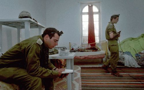 BEIT JALA - IsraÃ«lische soldaten in gebed in een onbewoond huis in Beit Jala, dicht bij de stad Bethlehem op de Westelijke Jordaanoever. Het IsraÃ«lische leger viel vrijdagmorgen vroeg Bethlehem binnen, na een Palestijnse zelfmoordaanslag in Jeruzalem wa