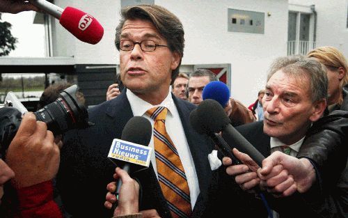 ARNHEM - Emile Ratelband en voorzitter Jetten van Leefbaar Nederland (r.) tijdens een persconferentie vrijdag voor het huis van Ratelband in Arnhem. Het partijbestuur van Leefbaar Nederland heeft Ratelband voorgedragen als lijsttrekker voor de komende ver