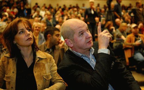 ROTTERDAM - SP-voorman Jan Marijnissen probeert de aandacht te trekken van een partijgenoot, voor aanvang van zijn verkiezingsspeech. Het congres koos Marijnissen zaterdag in Rotterdam opnieuw tot leider. Links SP-kamerlid Agnes Kant. - Foto ANP