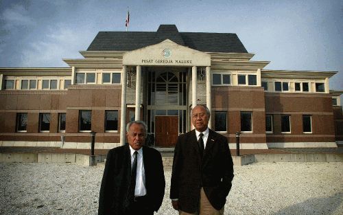 UTRECHT - Ds. J. Rutumalessy (l.) en J. Lawalata. „De Molukse kerk op Ambon is zwaar getroffen. Ruim 200 gemeenten zijn van de aardbodem verdwenen.” - Foto RD, Henk Visscher