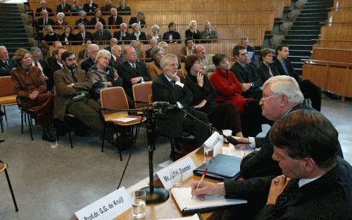 UTRECHT - Ter gelegenheid van het 25-jarig ambtsjubileum van SoW-scriba dr. B. Plaisier was er maandag een symposium in de Utrechtse PniÃ«lkerk. Op de voorgrond minister Donner en dr. ir. J. van der Graaf. Op de eerste rij stoelen zit de familie Plaisier.