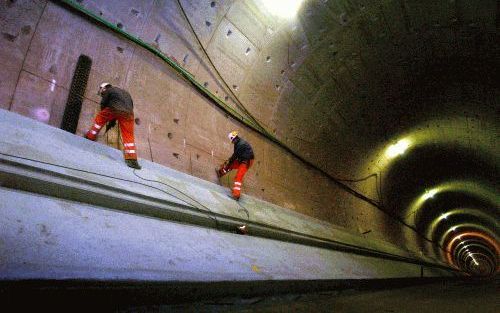 ANGEREN - Bouwvakkers werken in Angeren aan de afwerking van een van de twee tunnelbuizen onder het Pannerdensch Kanaal. - Foto ANP