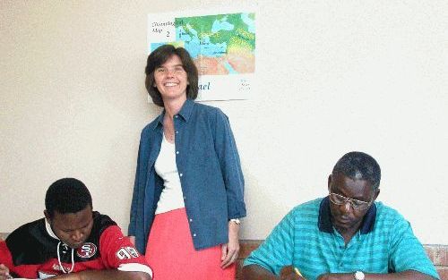 KWAMHLANGA - Petra Dijkhuizen in een collegezaal tussen twee van haar studenten. - Foto RD