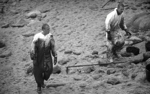 MUXIA - Tientallen vrijwilligers zijn druk bezig de ernstig vervuilde stranden van het Spaanse GaliciÃ« schoon te maken. Het Nederlandse oliebestrijdingsvaartuig Arca is vrijdag begonnen met het opruimen van olie die uit de gezonken tanker Prestige is gel