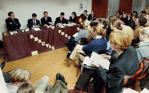 LEIDEN - Had de reformatorische zuil er moeten komen? Ir. B. van der Vlies en prof. dr. G. C. den Hertog discussieerden donderdag over deze vraag op een bijeenkomst van het Leidse CSFR-dispuut Panoplia. - Foto DickHogewoning