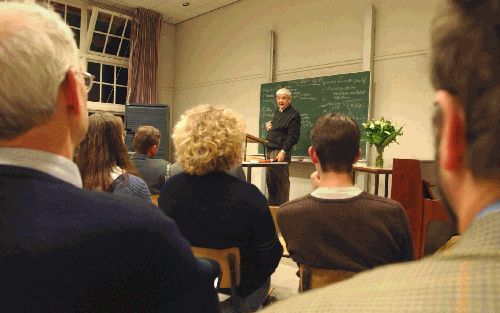 VEENENDAAL - Dr. B. Wentsel had vrijdag het schoolbord nodig tijdens zijn lezing over puriteinse uitdagingen in de 21e eeuw. De Evangelische Bijbel Scholen in Veenendaal organiseerden gisteren een studiedag over de puriteinen en hun non-conformisme. - Fot