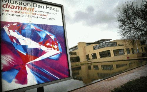 DEN HAAG - Exterieur van het Museon in Den Haag, met op de voorgrond een affiche van de tentoonstelling ”Diamant, van ruwe steen tot sieraad”. Dieven hebben zondagnacht voor enkele miljoenen euro’s aan diamanten en juwelen uit het museum gestolen. - Foto 