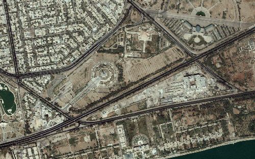 BAGDAD - Deze satellietfoto geeft een beeld van het paleis Al-Sajoud van de Iraakse dictator Saddam Hussein, dat dinsdag door het VN-team werd geÃ¯nspecteerd. Het complex bevindt zich in het centrum van Bagdad. Het belangrijkste gebouw heeft een kleine (b