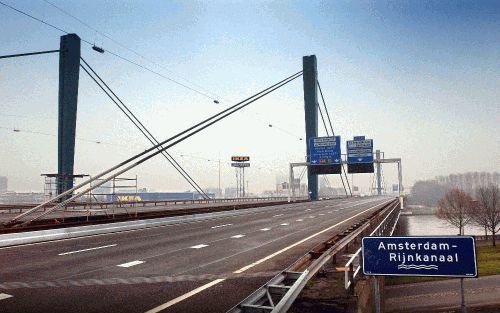 UTRECHT - De A12 lag er woensdagmorgen ter hoogte van het Amsterdam-Rijnkanaal verlaten bij. Tijdens de demontage van een verdacht voorwerp bij het Ikea-warenhuis werd de snelweg geheel afgesloten. Het veroorzaakte een enorme verkeerschaos rond Utrecht. -