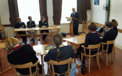 LEIDEN - Met een symposium over ”Jeruzalem en Babylon”, naar aanleiding van Augustinus’ boek ”De stad Gods”, vierde de Leidse theologische studentenvereniging Synopsis Purioris Theologiae woensdag haar derde lustrum. Sprekers waren prof. dr. J. van Oort e