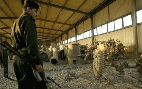 MUTHANNA- Een Iraakse soldaat houdt een oogje in het zeil op het militaire complex in Muthanna als het VN-wapeninspectieteam de plaats bezoekt. De groep bracht gisteren een vier uur durend bezoek aan het complex. In deze gebouwen startte Irak in 1985 zijn