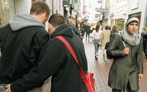 Al in 1989 nodigde de ”Lesbian and Gay Christian Movement” (LGCM) dr. Williams uit een lezing te houden. Volgens de aartsbisschop van de Anglicaanse Kerk passen homoseksuele relaties prima bij wat christenen altijd gezegd hebben over het doel van het huwe