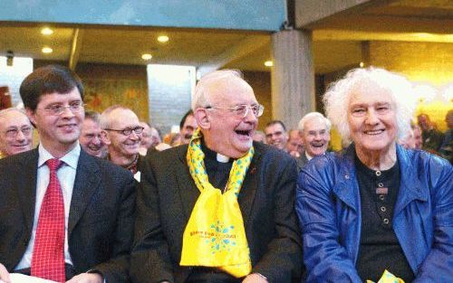 MIDDELBURG - Een goedgemutste bisschop Muskens tijdens een oecumenische ontmoetingsdag van predikanten en pastores in Middelburg. De Bredase kerkleider leidde donderdag twee zeer uiteenlopende sprekers in: premier Balkenende en schrijver en kunstenaar Jan