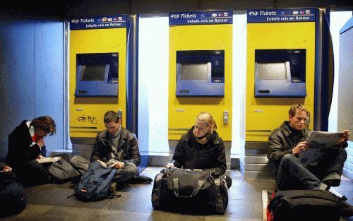 ROTTERDAM - Gestrande treinreizigers wachten bij niet-werkende kaartjesautomaten op station Rotterdam-Centraal. Door een stroomstoring raakte het treinverkeer vrijdag ernstig ontregeld. - Foto ANP