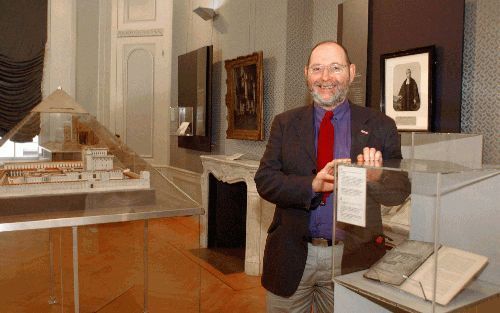 AMSTERDAM - Het Bijbels Museum in Amsterdam viert dinsdag zijn 150-jarig bestaan. Koningin Beatrix opent dan drie nieuwe vaste opstellingen: het kabinet van grondlegger ds. Leendert Schouten, de vernieuwde presentatie van diens model van de Joodse taberna