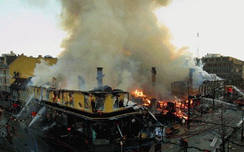 TRONDHEIM - De historische stadskern van Trondheim aan de Noorse westkust is voor een aanzienlijk deel afgebrand. Talrijke van de honderden jaren oude houten huizen gingen verloren door het vuur. Niemand raakte gewond. De brand brak zaterdag uit doordat o