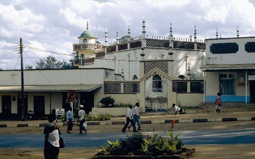 LILONGWE - Op centrale plaatsen langs de hoofdwegen in Malawi verrijzen grote moskeeÃ«n. - Foto GZB