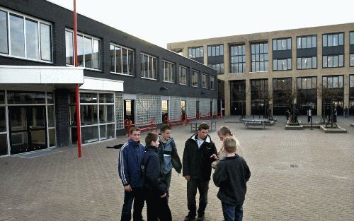 KAMPEN - De nieuwe vleugel (l.) van het Pieter Zandt College in Kampen. - Foto DickVos